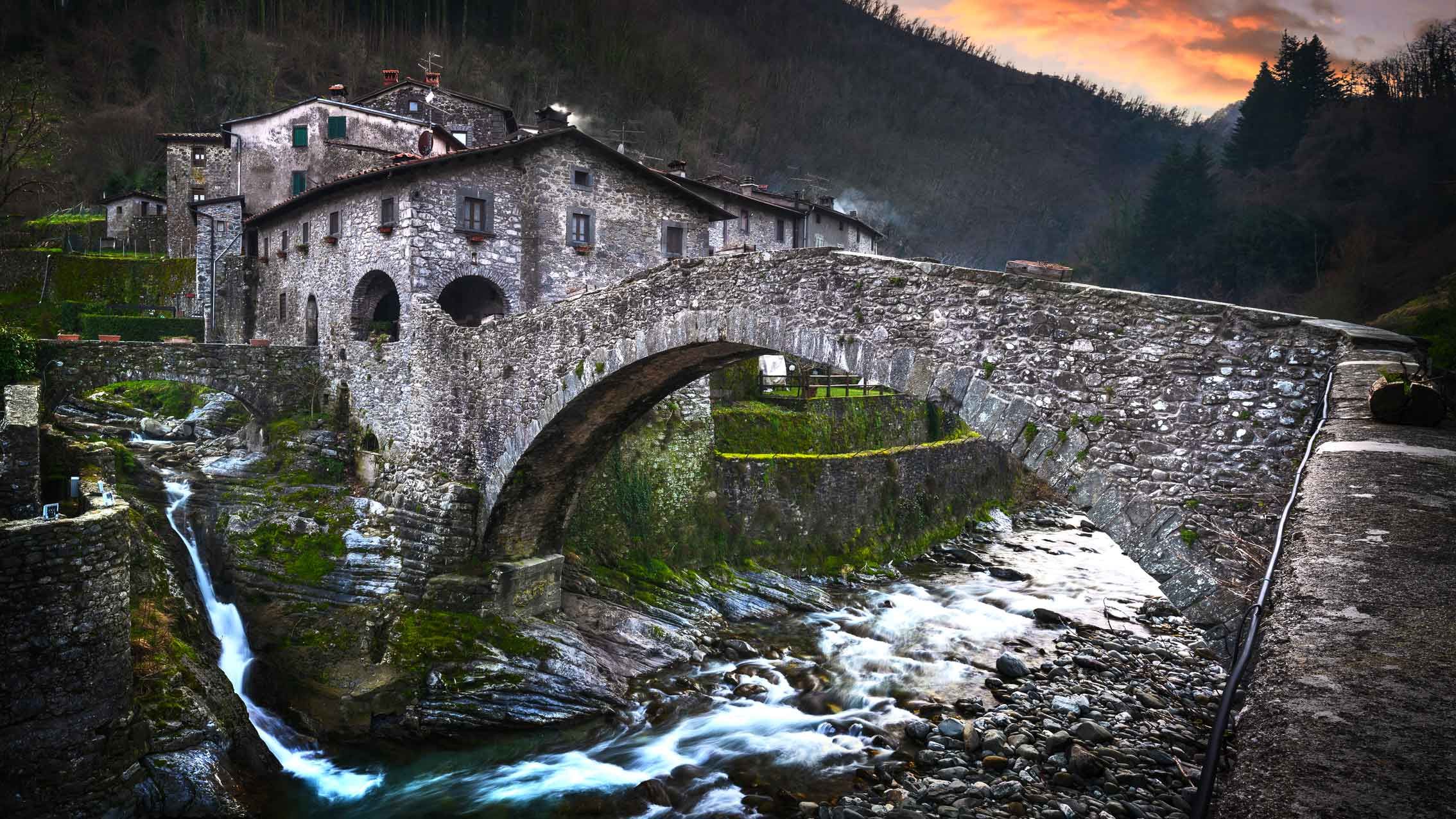 fabbriche-di-vallico-village-and-old-bridge