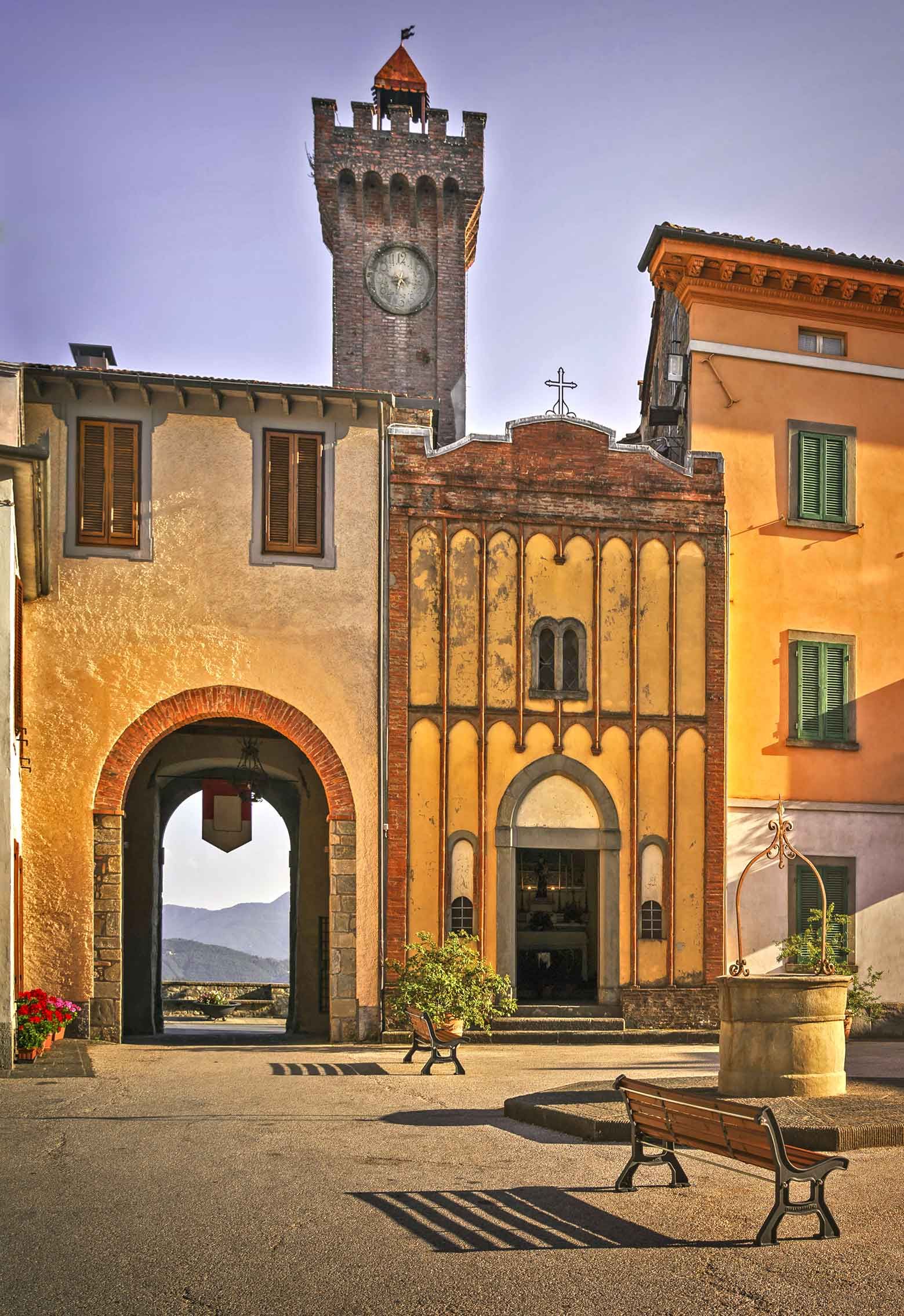 castiglione-della-garfagnana-main-square